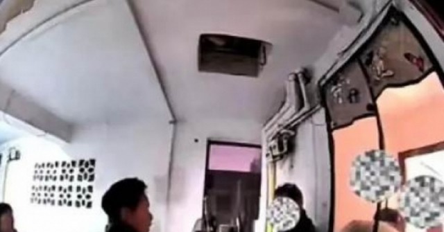 Nhắc hàng xóm không đổ rác bừa bãi, cô gái bị nhóm người đánh dã man