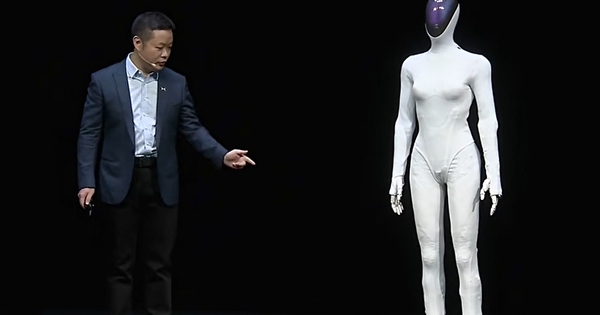 Robot Trung Quốc đi lại mượt mà, bị nghi do người thật 