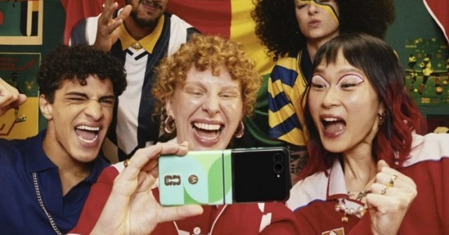 Fan bóng đá mê mẩn trước Motorla Razr 60 FIFA World Cup 26 đặc biệt