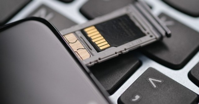Khe cắm microSD tưởng chừng bị khai tử bất ngờ “comeback” smartphone?