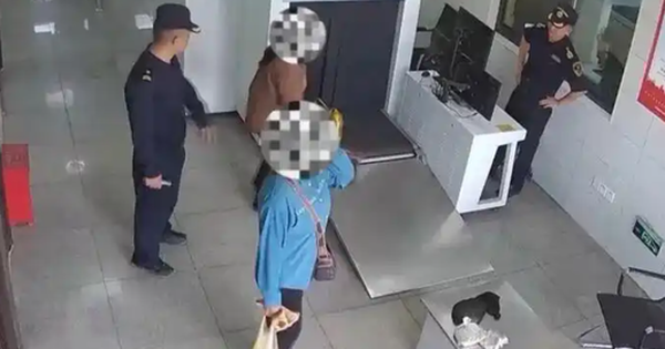 Hải quan bắt giữ người phụ nữ có dáng đi bất thường và bụng dưới phồng lên: Sự thật sốc không tưởng