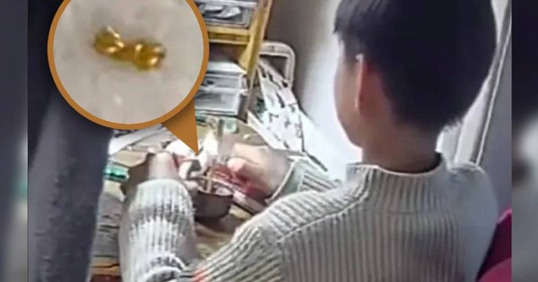 Bé trai 8 tuổi cắt vụn dây chuyền vàng của mẹ đem tặng bạn cùng lớp, bố mẹ sốc khi xem lại camera