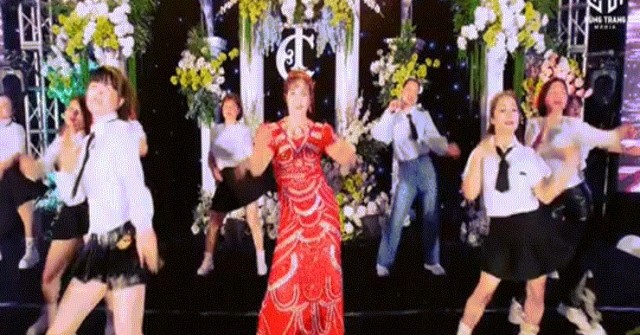 Mẹ cô dâu nhảy Zumba sôi động trong lễ cưới vì câu nói của con gái