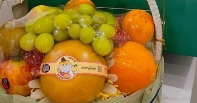 Giỏ quà đầu năm của thông gia giàu khiến gia đình nghèo 'trút bỏ gánh nặng'