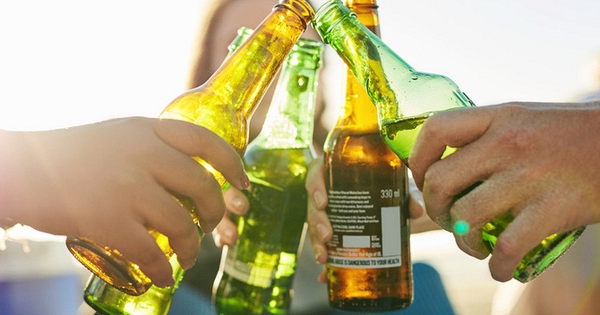 Tại sao những chai bia nhất định phải là màu nâu hoặc xanh lá? Đằng sau nó là cả 1 sự thật thú vị