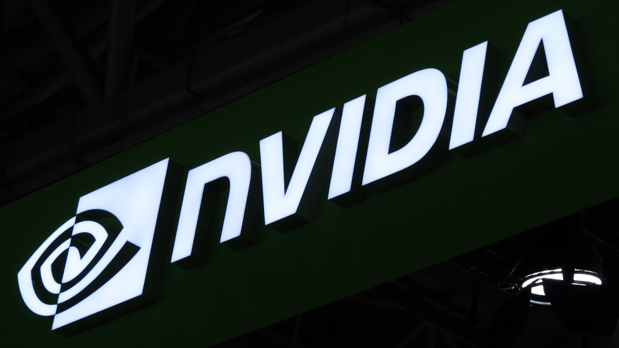Nvidia siết chặt điều khoản bán GPU H200 cho khách hàng Trung Quốc amid rủi ro phê duyệt nhập khẩu