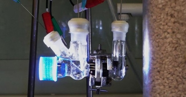 Biến CO₂ thành xăng bằng ánh sáng mặt trời: Giới khoa học Trung Quốc gây sốc