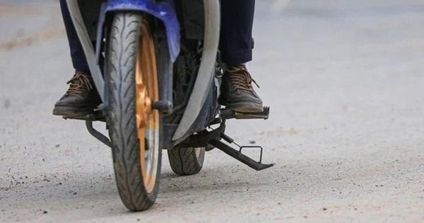 Mức phạt cao nhất khi đi xe máy mà không gạt chân chống