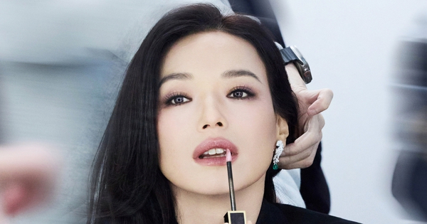 Chưa thấy ai U50 vẫn trẻ dã man thế này: 30 năm không già đi, kim cương dù bao nhiêu tuổi vẫn là kim cương