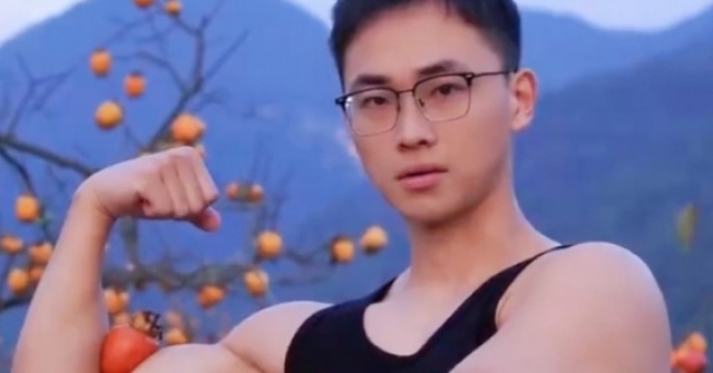 Cán bộ thôn khoe cơ bắp giúp nông dân bán hồng