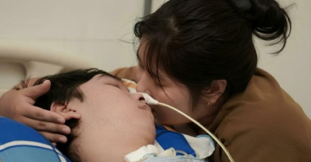Cô gái 21 tuổi gồng gánh chăm bạn trai đột quỵ