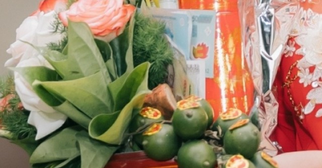 Mẹ chồng 'keo kiệt' mang sính lễ khiến cô dâu sững sờ, rơi nước mắt