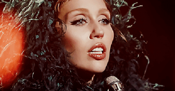 Sốc: Mẹ ruột Miley Cyrus lộ diện, sinh con khi mới 12 tuổi?