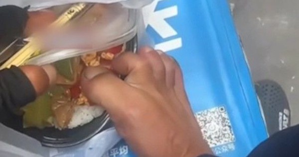 Shipper nhổ nước bọt, nhúng chân vào hộp đồ ăn giao cho khách