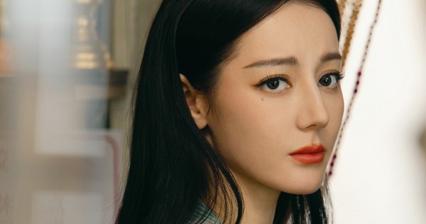 Địch Lệ Nhiệt Ba rơi vào tình cảnh xấu hổ