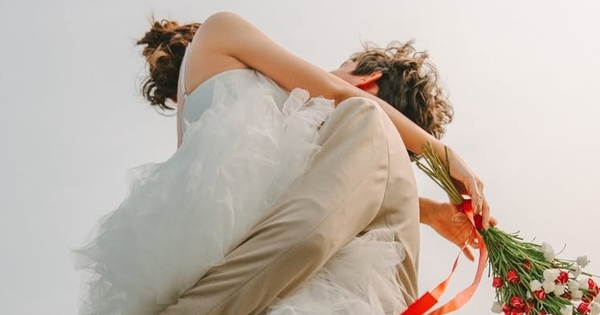 Nữ ca sĩ quốc dân tuyên bố kết hôn với chồng Tây, ảnh cưới bắt trọn khoảnh khắc ông xã nhấc bổng cô đẹp như phim ngôn tình!