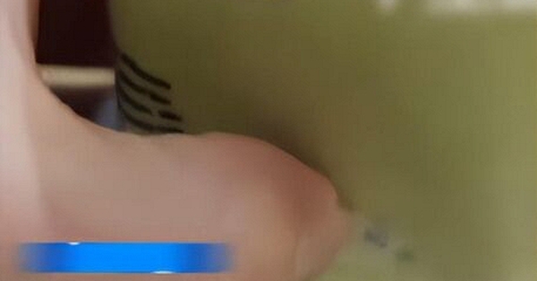 Khách hàng phát hiện nguyên tờ hóa đơn trong ly trà sữa, cửa hàng phản pháo: Giấy 