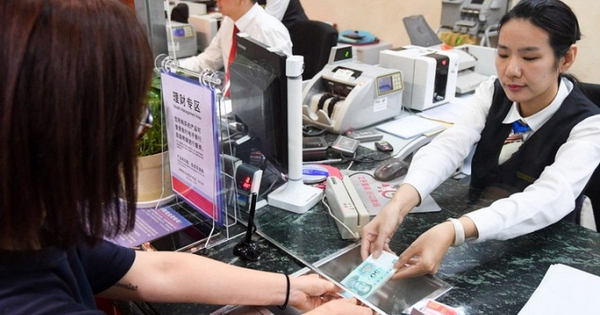 Người phụ nữ đi rút 58 triệu đồng trong tài khoản của chính mình nhưng bị từ chối, nhân viên ngân hàng cho biết: “Chúng tôi hết tiền rồi”