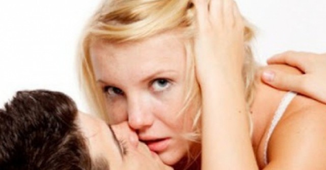Không phải 'điểm G', phụ nữ thực sự cần điều gì khi cả hai gần gũi?