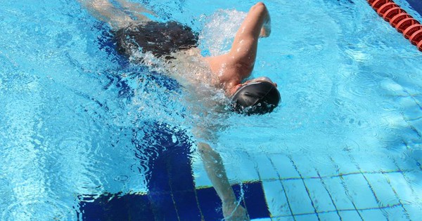 Bé trai 12 tuổi đeo 2 phao vẫn tử vong vì đuối nước tại bể bơi sâu 100cm