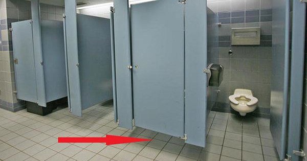 Lý do vì sao dưới cửa nhà vệ sinh công cộng luôn có 1 khe hở: Quan trọng hơn nhiều người nghĩ
