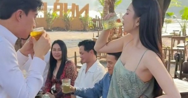 Ảnh sao 11/2: Ngọc Trinh mặc hở đi ăn với gia đình Quốc Trường