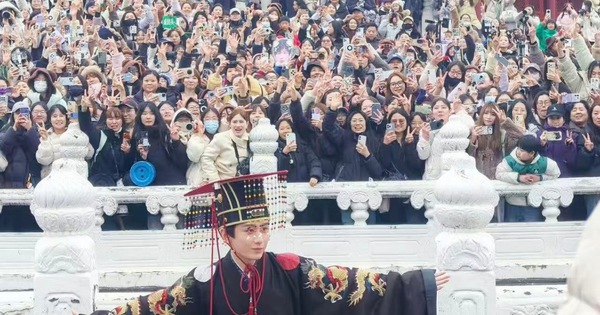 Chưa từng có ở showbiz: 20.000 người vây kín cung điện để gặp thảm họa cổ trang góc nào cũng xấu