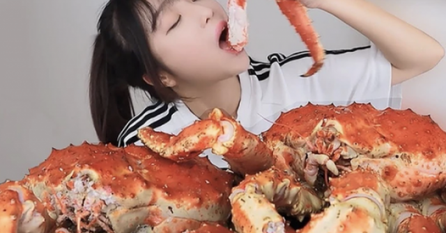 'Thánh mukbang' phải lắp răng giả vì ăn quá nhiều