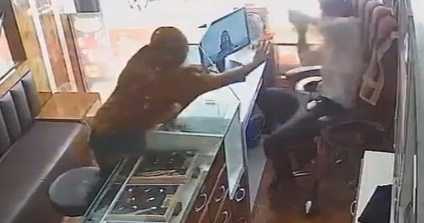 Ném ớt bột vào mặt chủ tiệm vàng để cướp, người phụ nữ nhận kết đắng