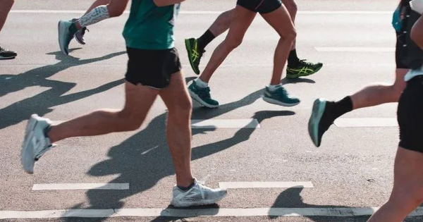 Vận động viên marathon Hàn Quốc bị xe tải đâm dẫn đến chết não khi đang thi đấu