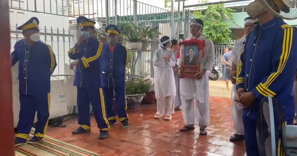 Khi tôi thắp nhang cho anh Thương Tín, vừa cắm cây nhang xuống thì bóng đèn bên phải nổ, tắt luôn