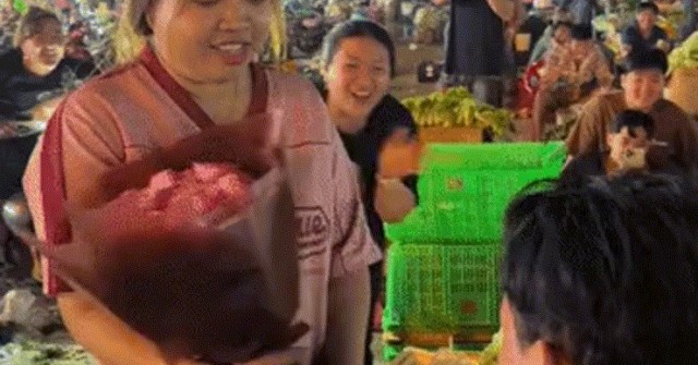 Chàng trai Tây Ninh quỳ gối cầu hôn giữa chợ rau TPHCM lúc rạng sáng