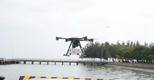 Lần đầu tiên triển khai UAV giao hàng vượt biển ở TPHCM
