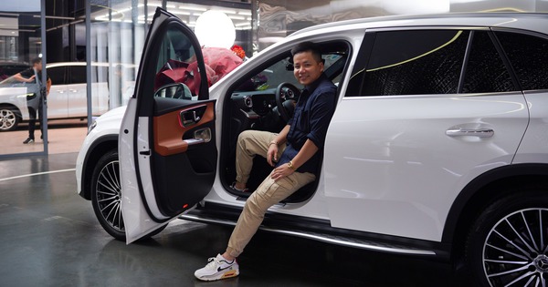 Nhìn lại dàn xe của Khoa Pug trước khi tuyên bố phá sản: Từ Camry ‘máy V6’ độc lạ tại Mỹ đến cặp đôi Mercedes-Benz hơn 4 tỷ đồng tại Việt Nam