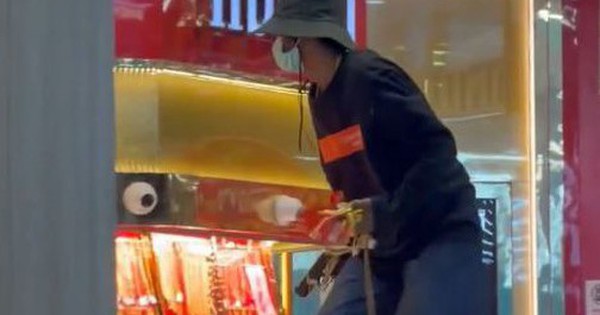 Người đàn ông cầm súng cướp số vàng trị giá 2,7 tỷ đồng