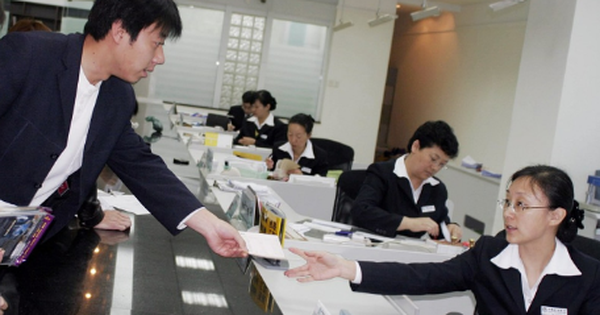 Cho bạn chiến hữu vay 70 triệu đồng, rồi mất liên lạc, 10 năm sau đi huỷ thẻ thì được thông báo: tài khoản có hơn 140 triệu đồng