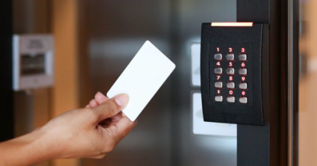 Chiếc thẻ ra vào chung cư làm lộ bí mật ngoại tình của vợ tôi