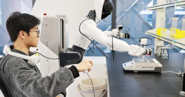 Trung Quốc 'dạy học' cho robot hình người thế nào