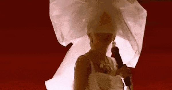 Không tin nổi: Mẹ già 102 tuổi của nữ diva đình đám quyết “bào” con gái quá cố đến tận cùng