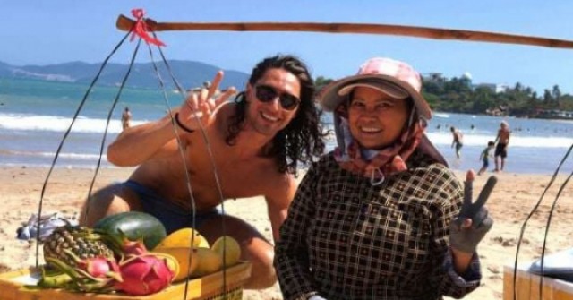 Cứ ngỡ là mời chào bình thường, ai ngờ người bán hoa quả Nha Trang lại làm điều này khiến khách Tây 