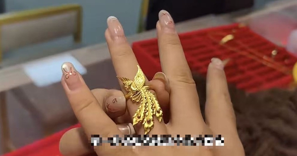 Cô gái mang 2 chiếc nhẫn vàng ròng đi chế tác lại, sau khi nung chảy chúng lại biến thành màu trắng