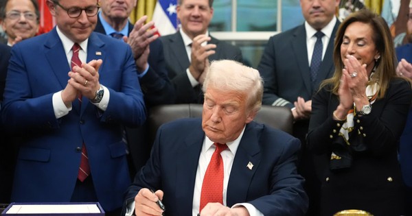 Nóng: Tổng thống Donald Trump ký luật ngân sách, chính phủ Mỹ mở cửa lại