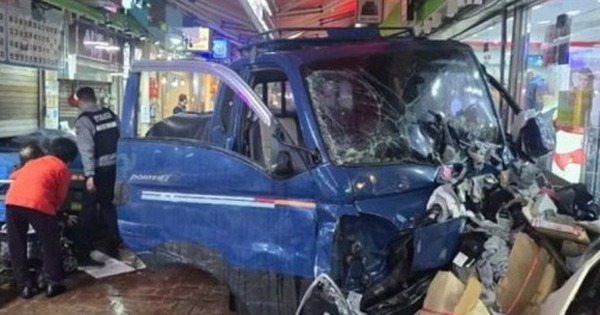 Xe tải đâm vào chợ ở Hàn Quốc, tiếng kêu cứu khắp nơi, nhiều người thương vong