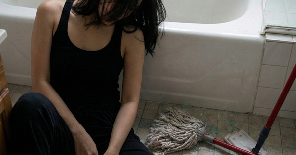 Mắc kẹt trong nhà tắm, đập kính vẫn không thoát ra được: Cô gái ở một mình được cứu bởi thứ nhiều người tưởng… vô giá trị trên điện thoại