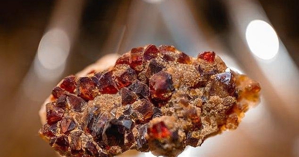 Khoan 106 lỗ xuống sa mạc, một quốc gia tìm thấy thứ quan trọng 