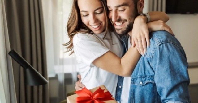 Valentine 14/2 nam tặng quà nữ hay nữ tặng nam?