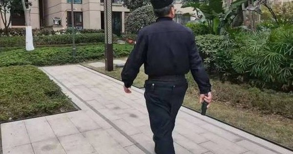 Phát hiện bảo vệ khu dân cư ngày ngày đi làm bằng xe sang, cảnh sát vào cuộc điều tra ra sự thật chấn động