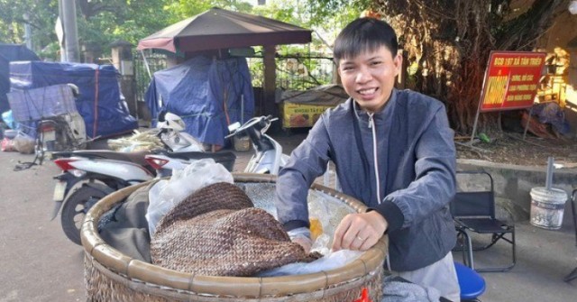 Sáng tranh thủ bán xôi, bánh mì: Nhịp sống 'hai ca' của nhiều người trẻ thành phố