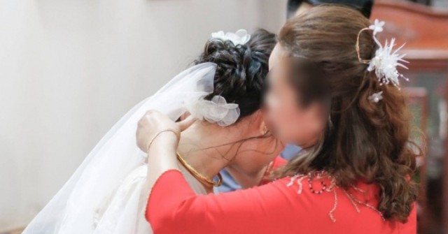 Nhà trai muốn bỏ phần trao vàng cưới, xúc động trước câu nói của thông gia