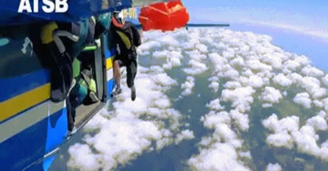 Khoảnh khắc thót tim khi vận động viên nhảy dù bị mắc vào đuôi máy bay